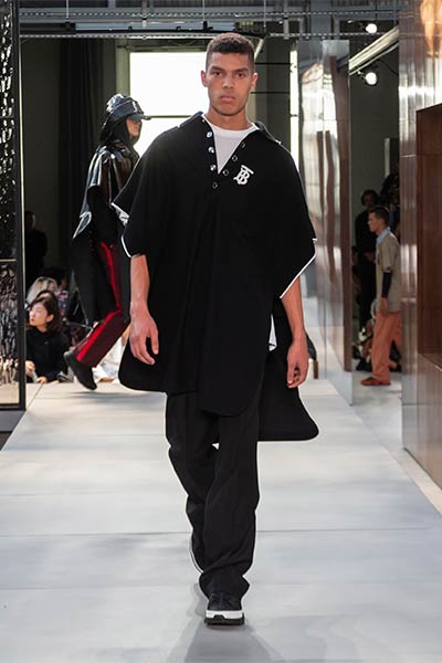 تصاميم راقية بلمسة جريئة ... اليك مجموعة Ricardo Tisci الأولى لدار Burberry